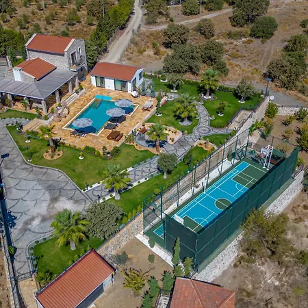 Villa Pamira Mit Basketballplatz *