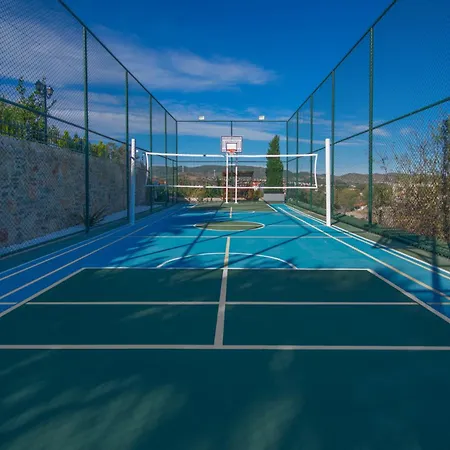 Pamira Mit Basketballplatz Βίλα