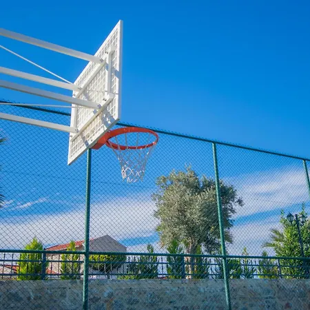 Pamira Mit Basketballplatz
