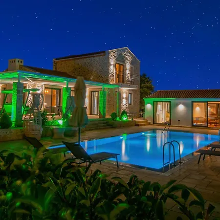 Villa Pamira Mit Basketballplatz *
